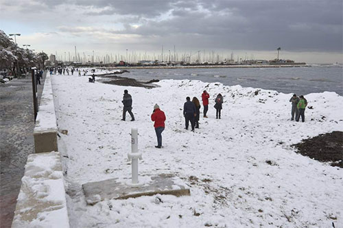 La nieve cubre una playa del Mediterráneo La nieve cubre algunas playas del Mediterráneo